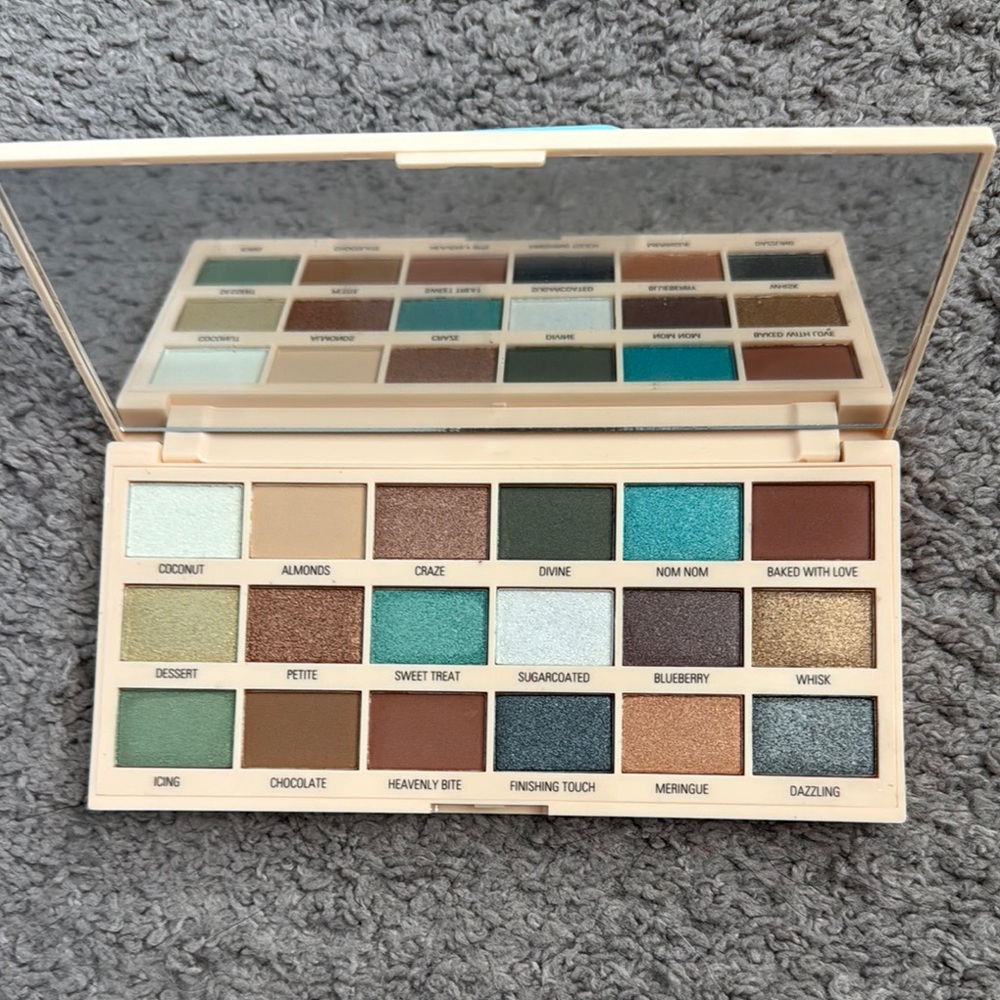 Makeup Revolution Macaroon Palette - Multi-Color Eyeshadow